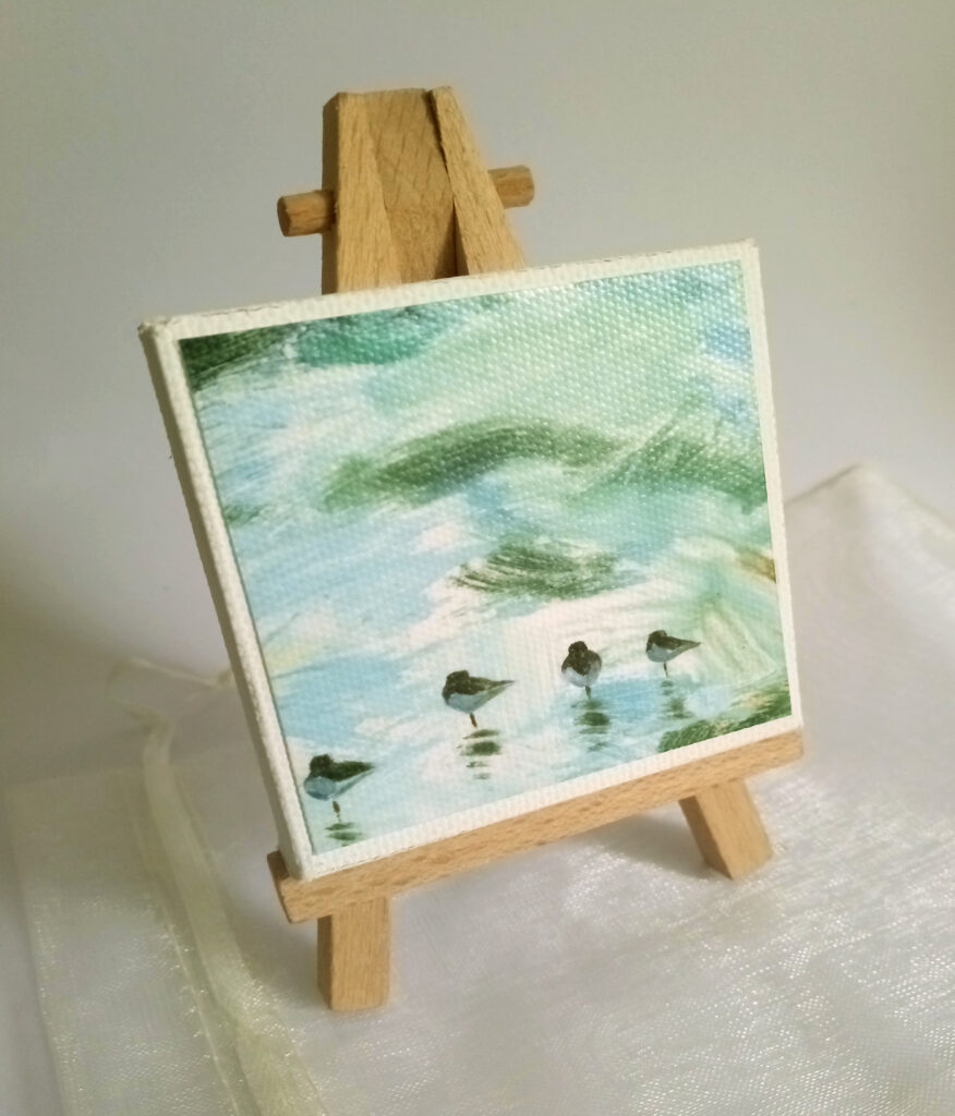 Standing birds, running tide